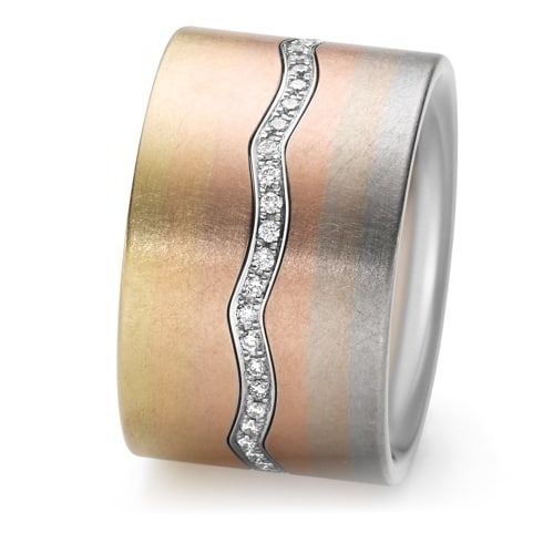 Brede ring met banden van geel goud, rosé goud en zilver, met een golvend middenstuk van diamant.