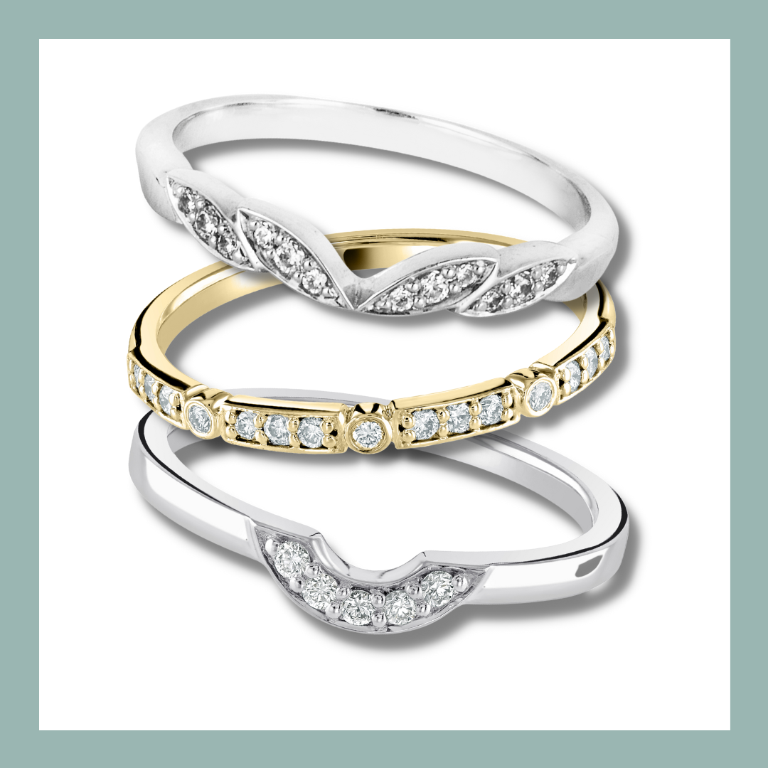 Drie op elkaar gestapelde trouwringen: wit- en geelgoud, bezet met diamanten.
