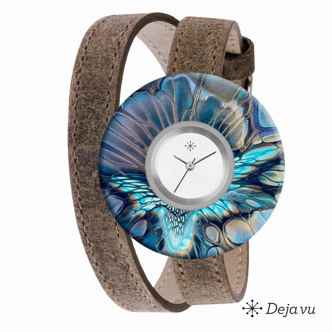 Grijs omwikkelbaar polshorloge met een blauw-wit gepatroneerde wijzerplaat en een kleine witte wijzerplaat.