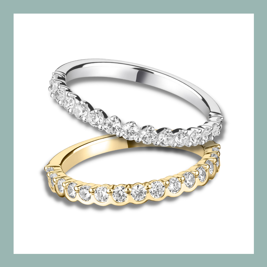 Twee ringen met diamanten, één van witgoud en één van geelgoud.