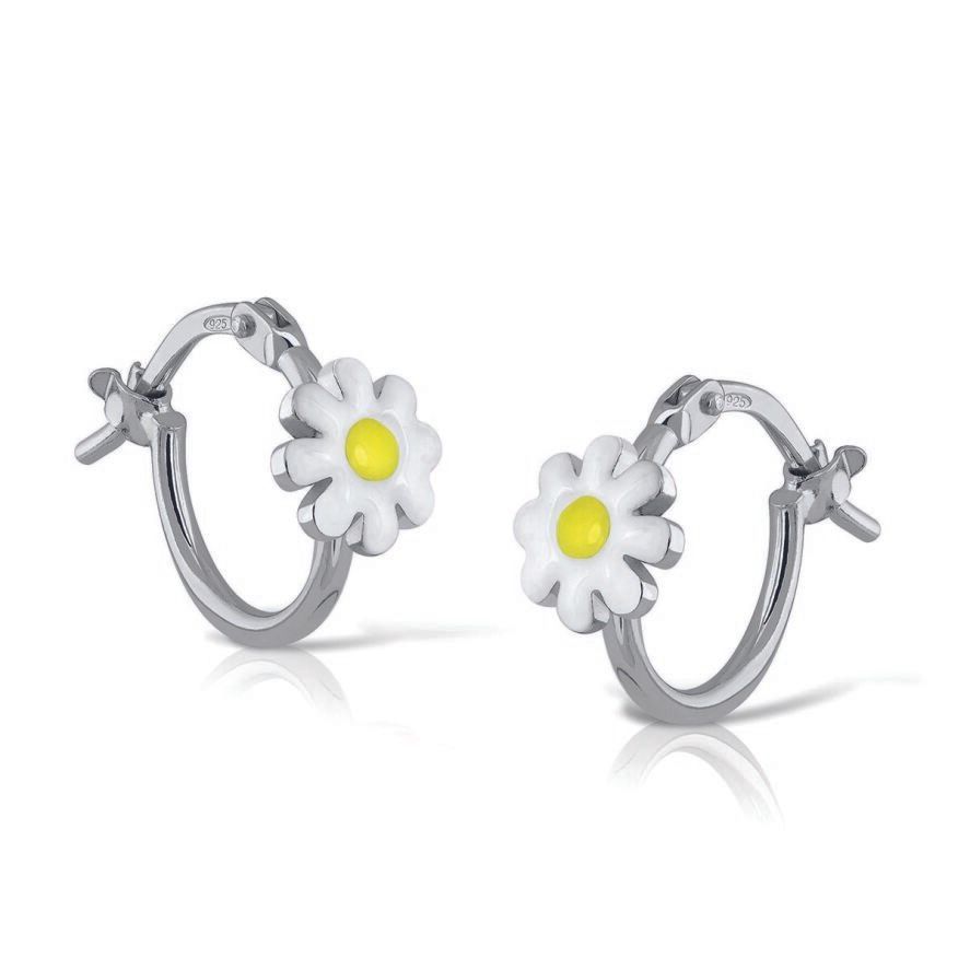 Zilveren creolen met witte en gele madeliefjes als hanger.