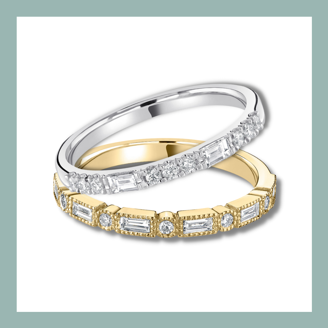 Twee diamanten ringetjes, één van witgoud en één van geelgoud, op elkaar gestapeld.