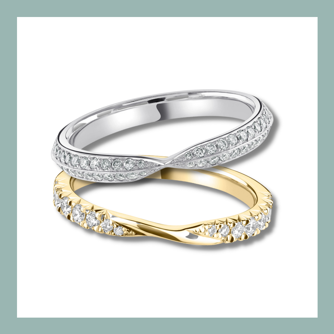 Twee met diamanten bezette trouwringen, één van witgoud en één van geelgoud, in elkaar verweven.