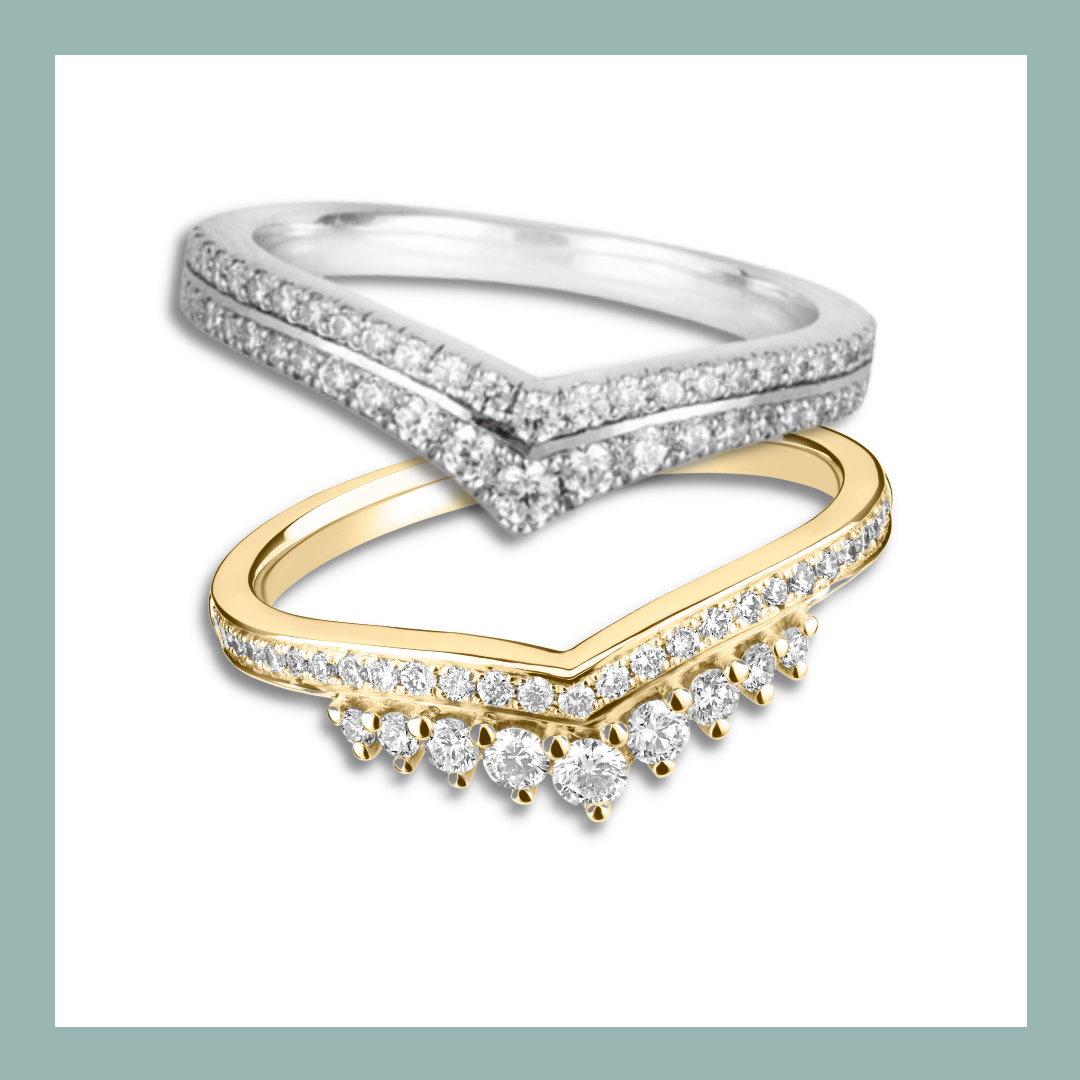 Twee trouwringen in V-vorm met diamanten: één van witgoud en één van geelgoud.