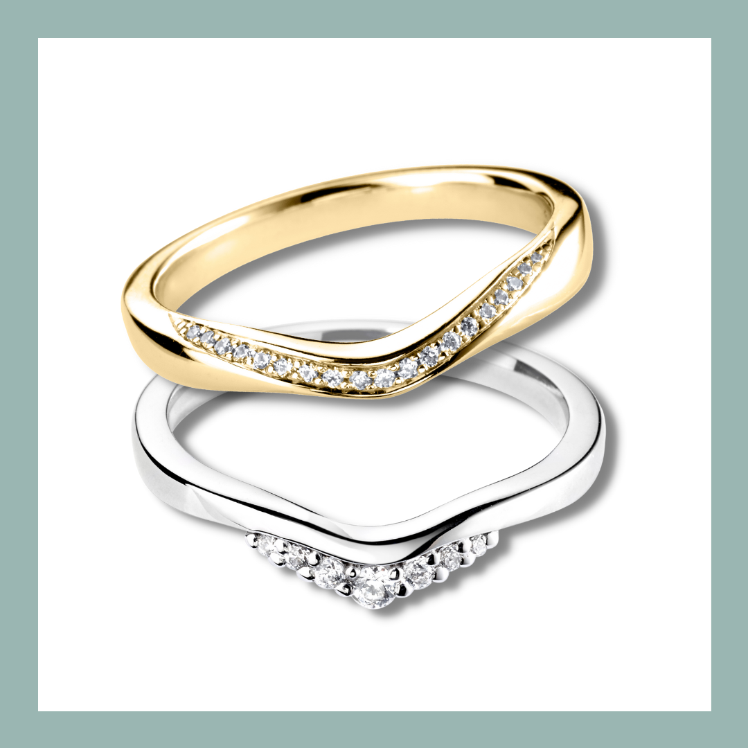 Twee trouwringen: één van goud met diamanten en één van zilver met drie diamanten in een V-vorm.