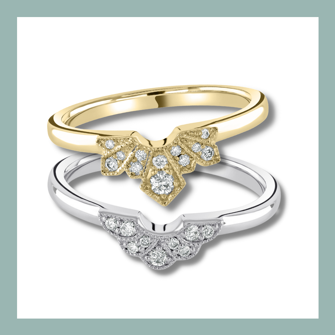 Twee gebogen trouwringen: één van goud en één van zilver, beide met diamanten accenten.