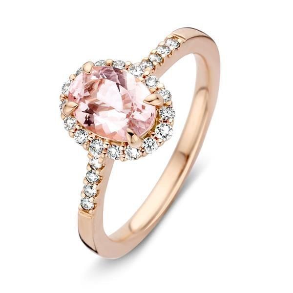 Roségouden ring met ovale roze edelsteen, diamanten halo en diamanten accenten op de band.