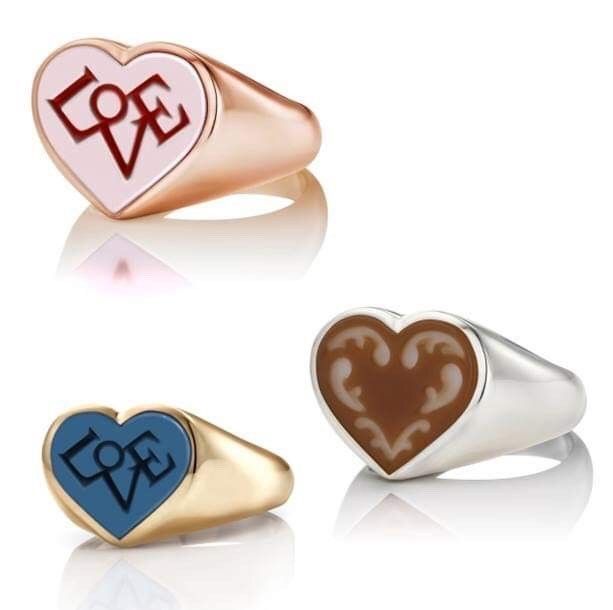 Drie hartvormige ringen in roze, blauw en bruin met het opschrift