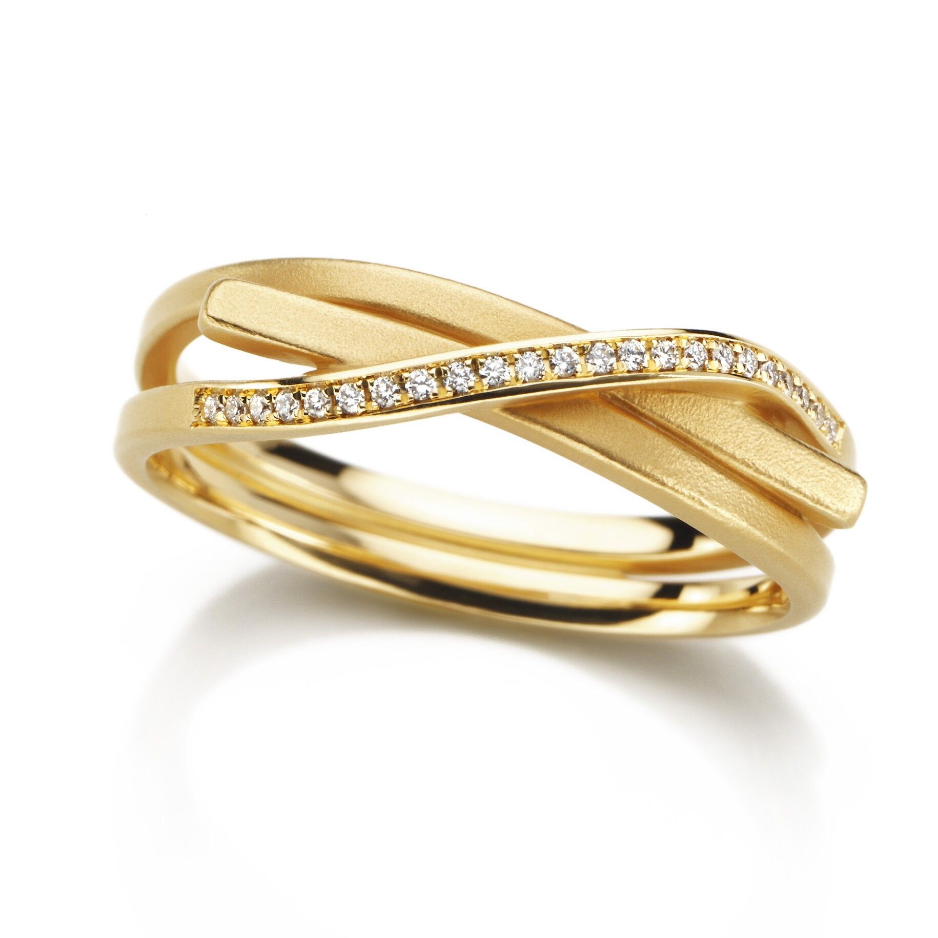 Gouden ring met twee banden en een met diamanten bezette kruising.