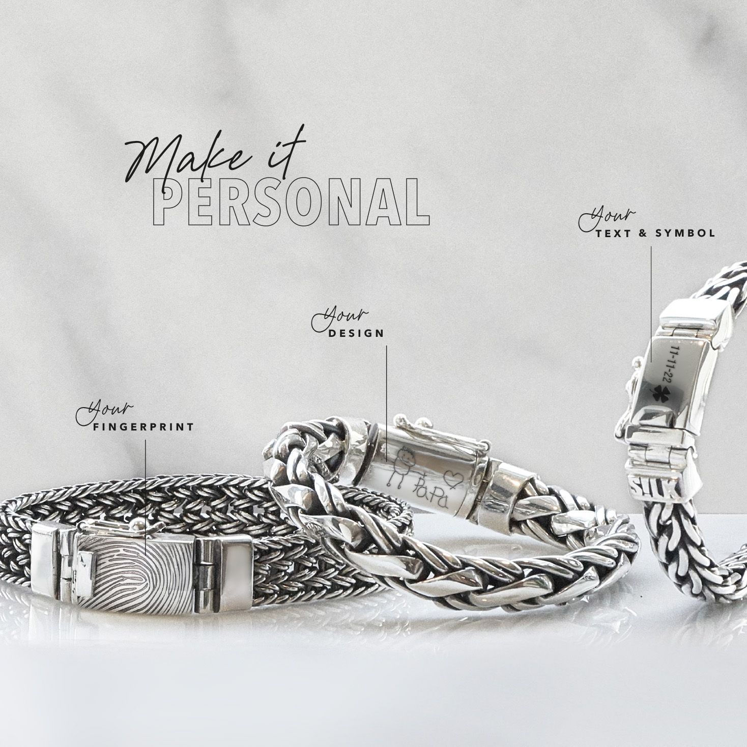 Zilveren armbanden met aanpasbare opties: tekst, symbool, vingerafdruk en ontwerp.