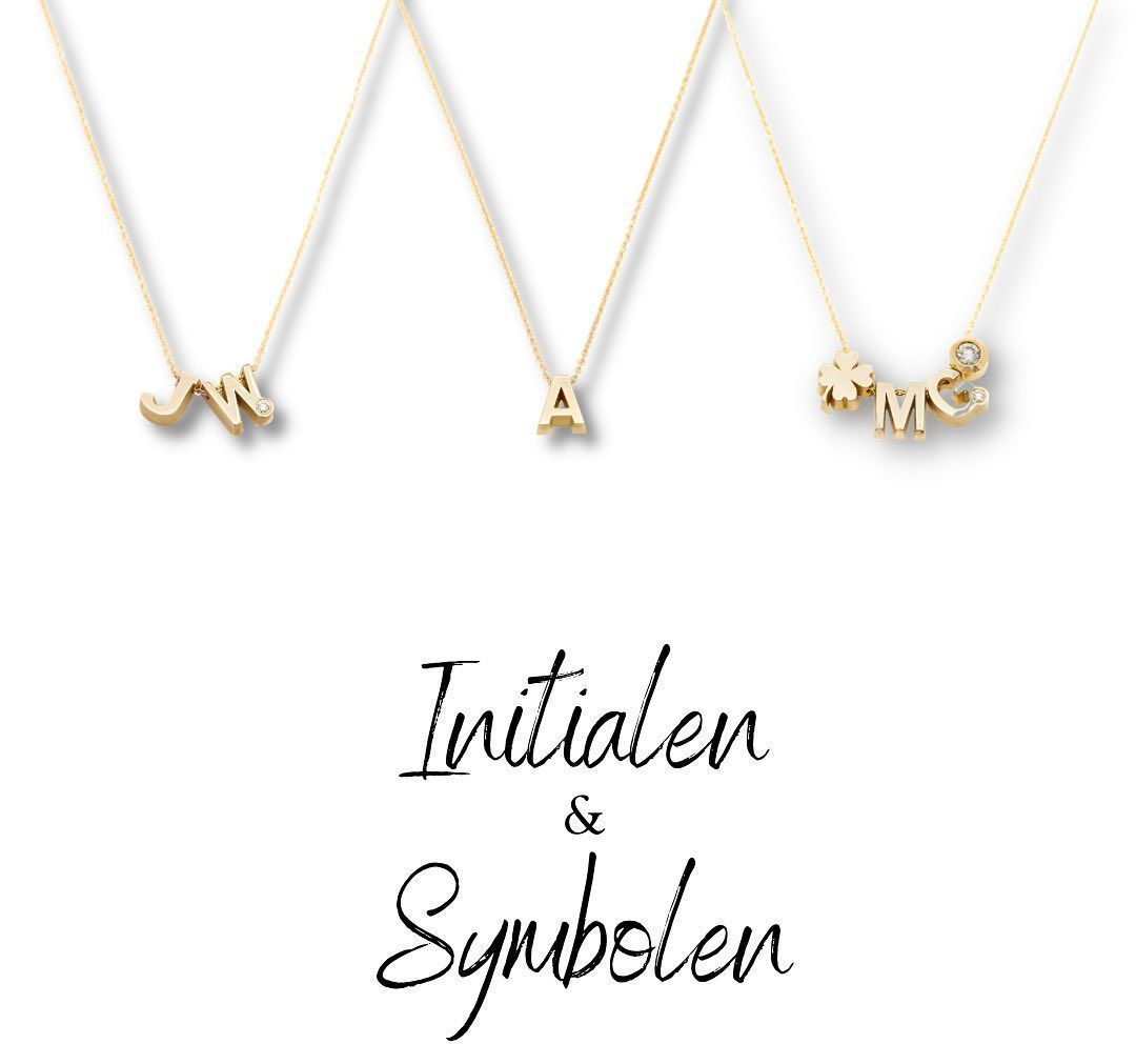 Gouden initialenkettingen op een witte achtergrond met de tekst 