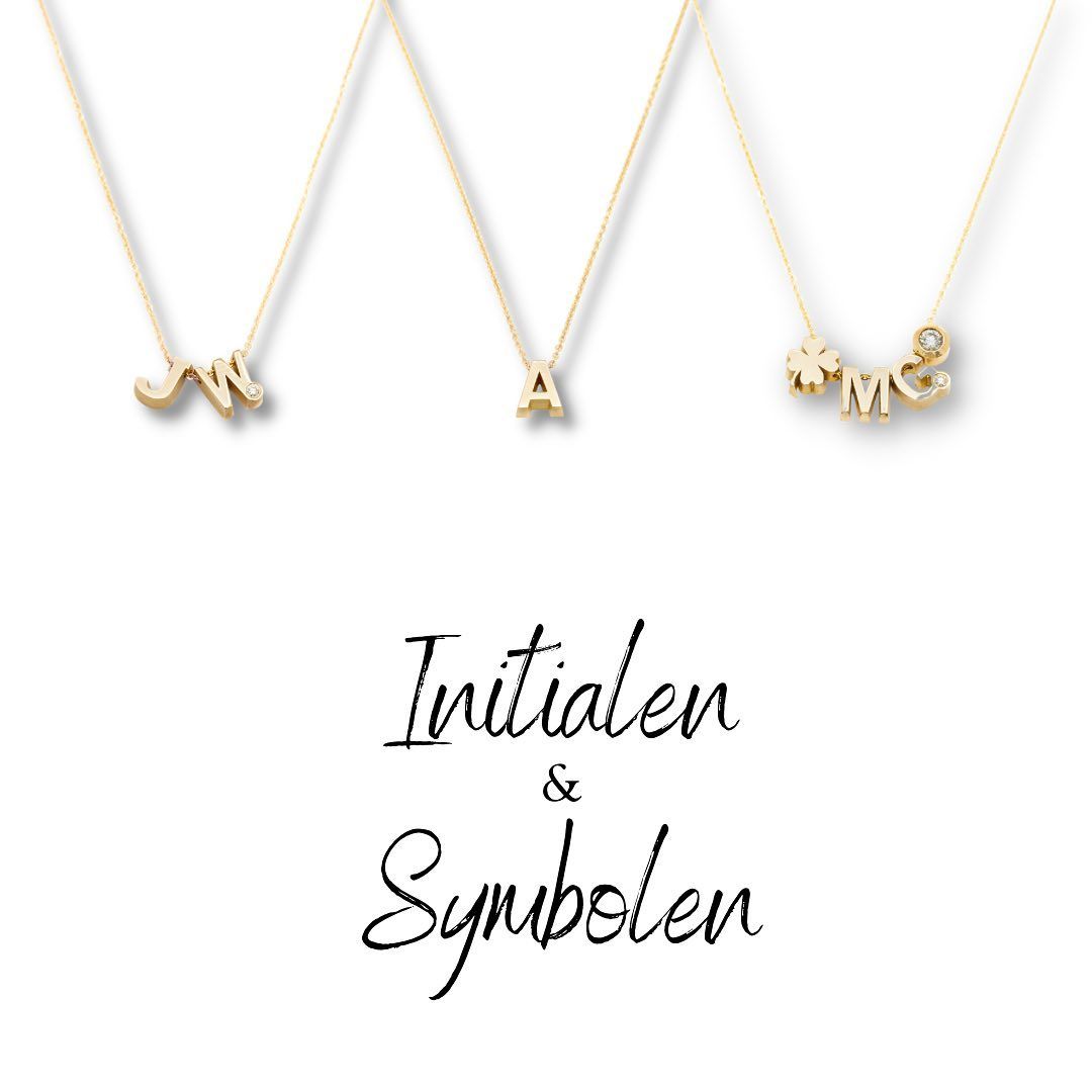 Drie gouden initialenkettingen met daaronder de tekst 