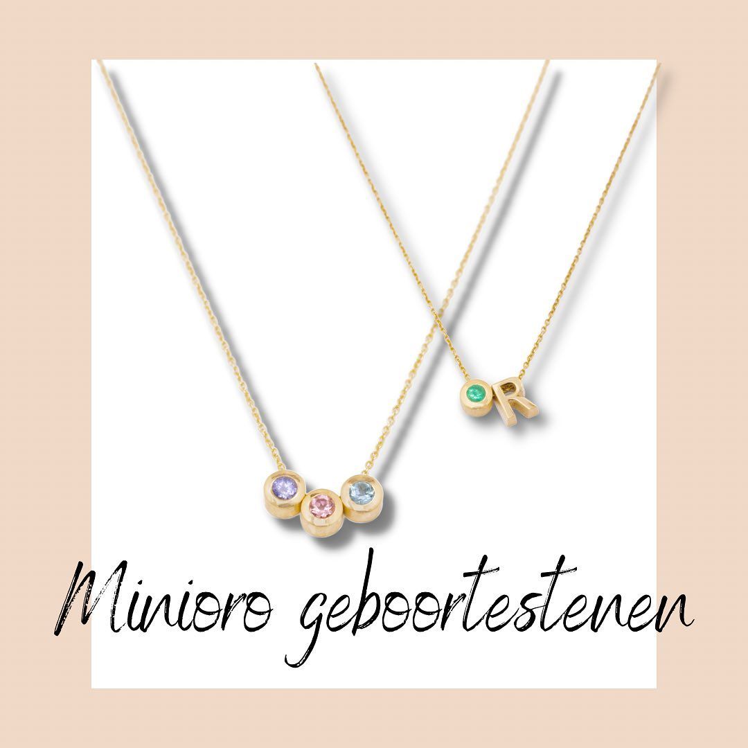 Gouden kettingen met edelstenen en de letters 