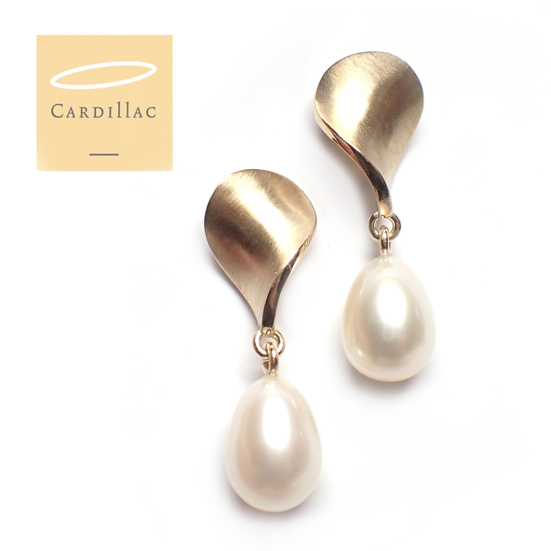 Gouden oorbellen met pareldruppels.