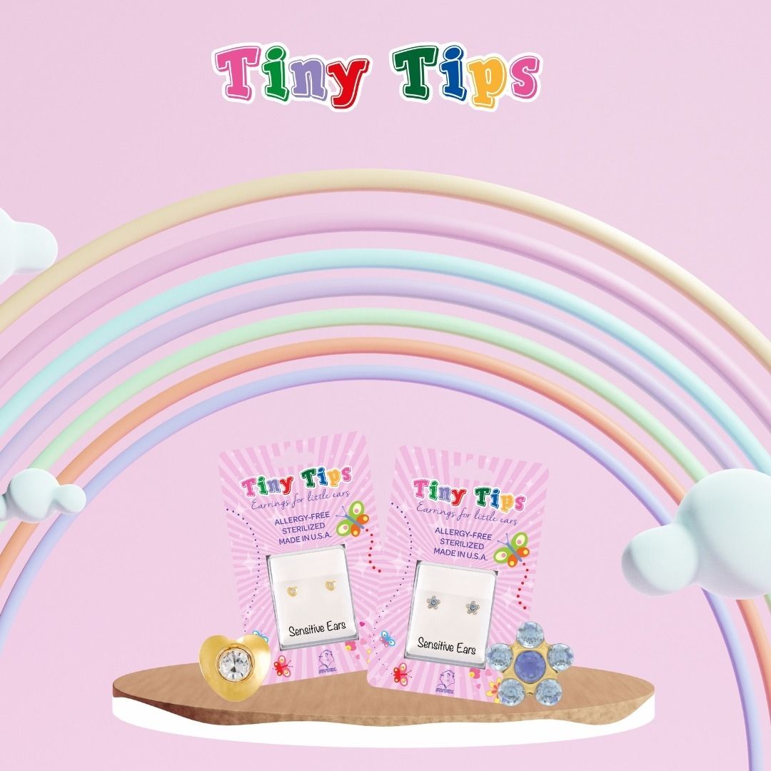 Oorbellen van Tiny Tips met een regenboog en wolken in een roze zetting.