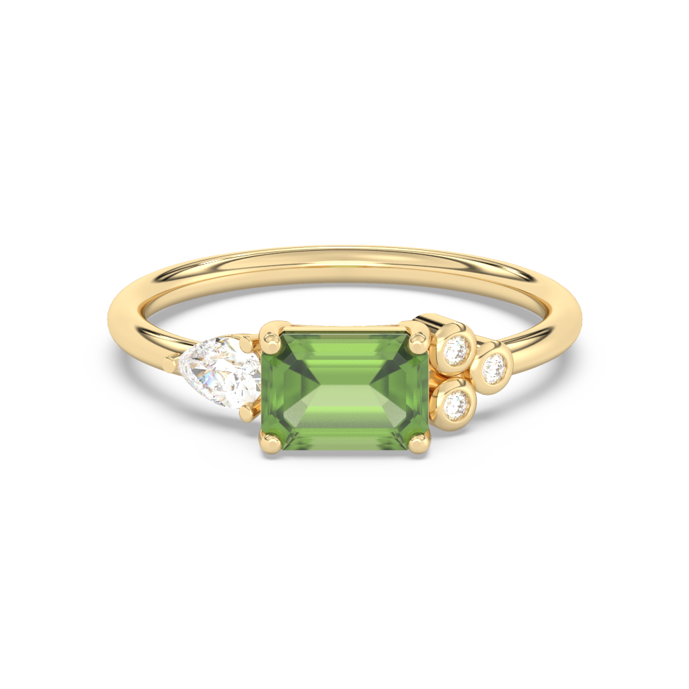 Gouden ring met een groene smaragd geslepen steen en omringende diamanten accenten.