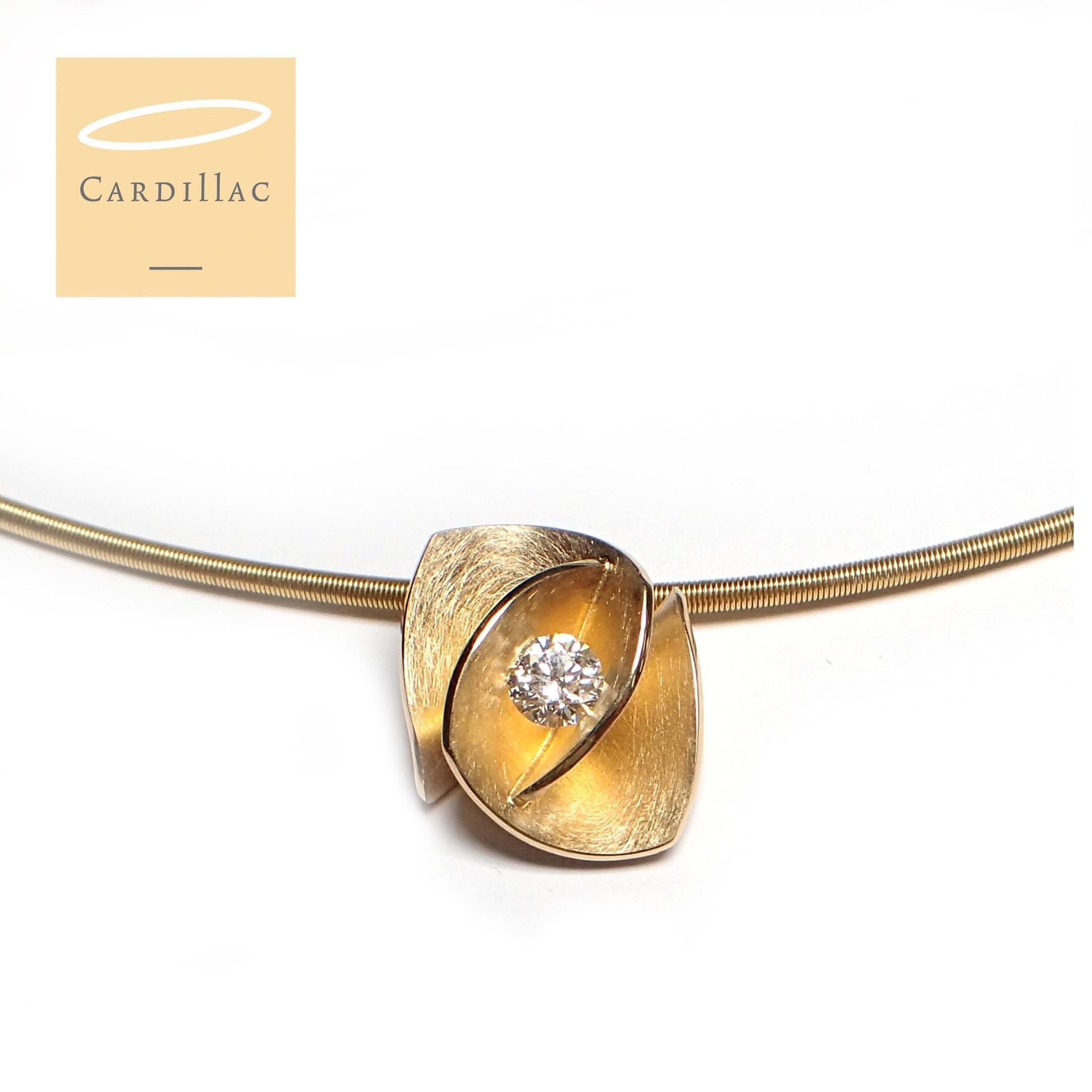 Gouden hanger met een diamant in het midden aan een gouden ketting. Het logo