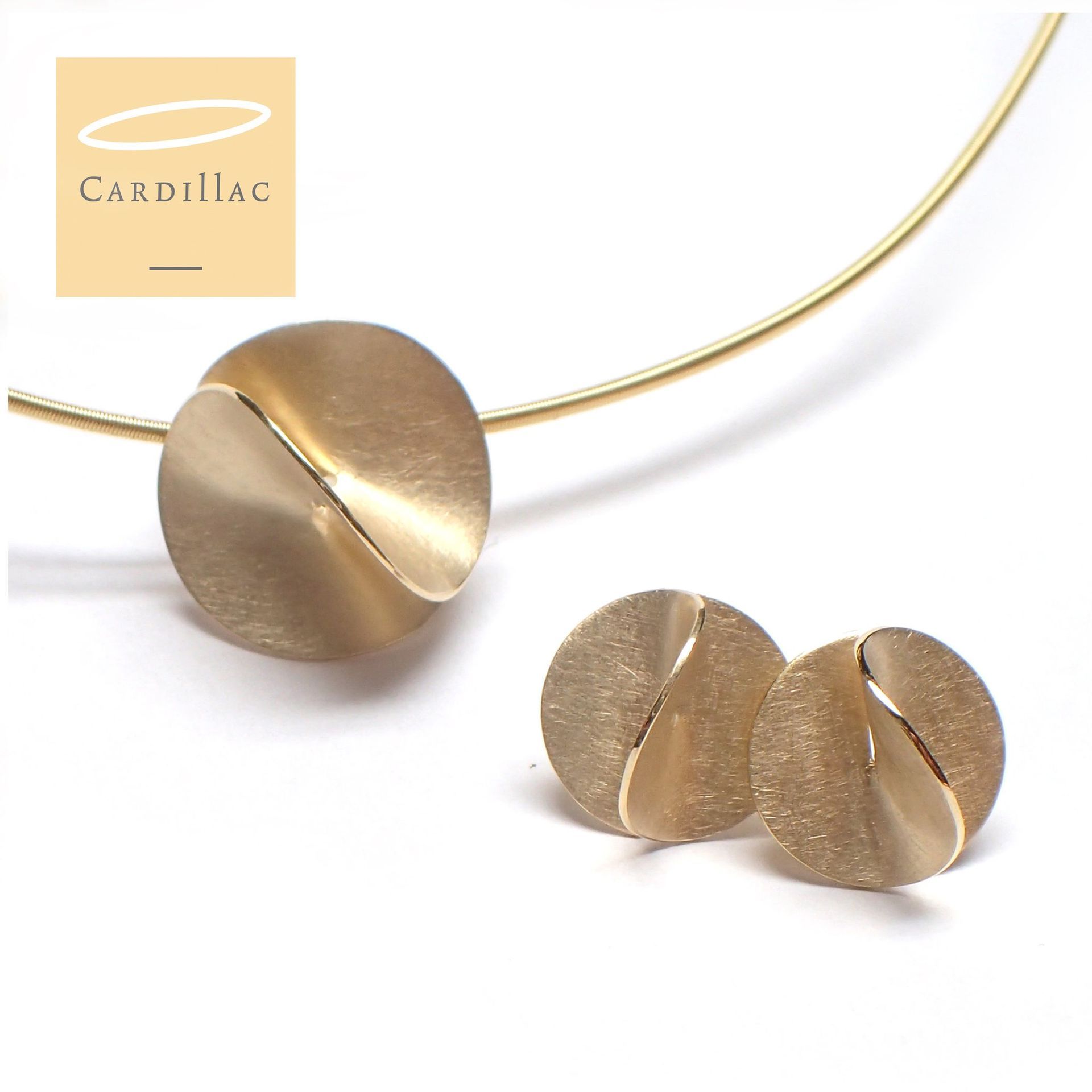 Gouden sieradenset: ketting met hanger en bijpassende oorknopjes.