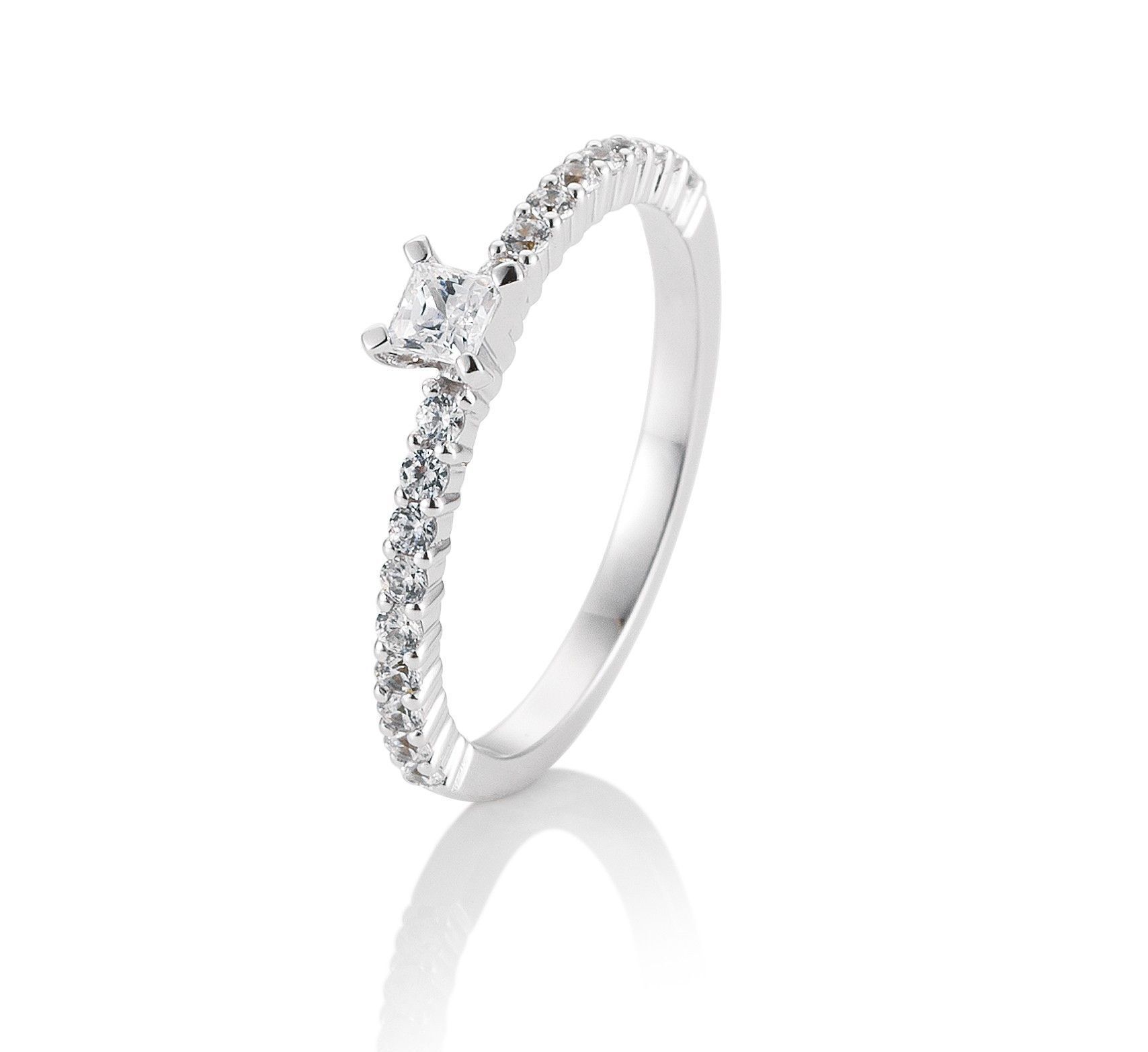 Zilveren ring met een kleine vierkante diamant en kleine diamanten langs de band.