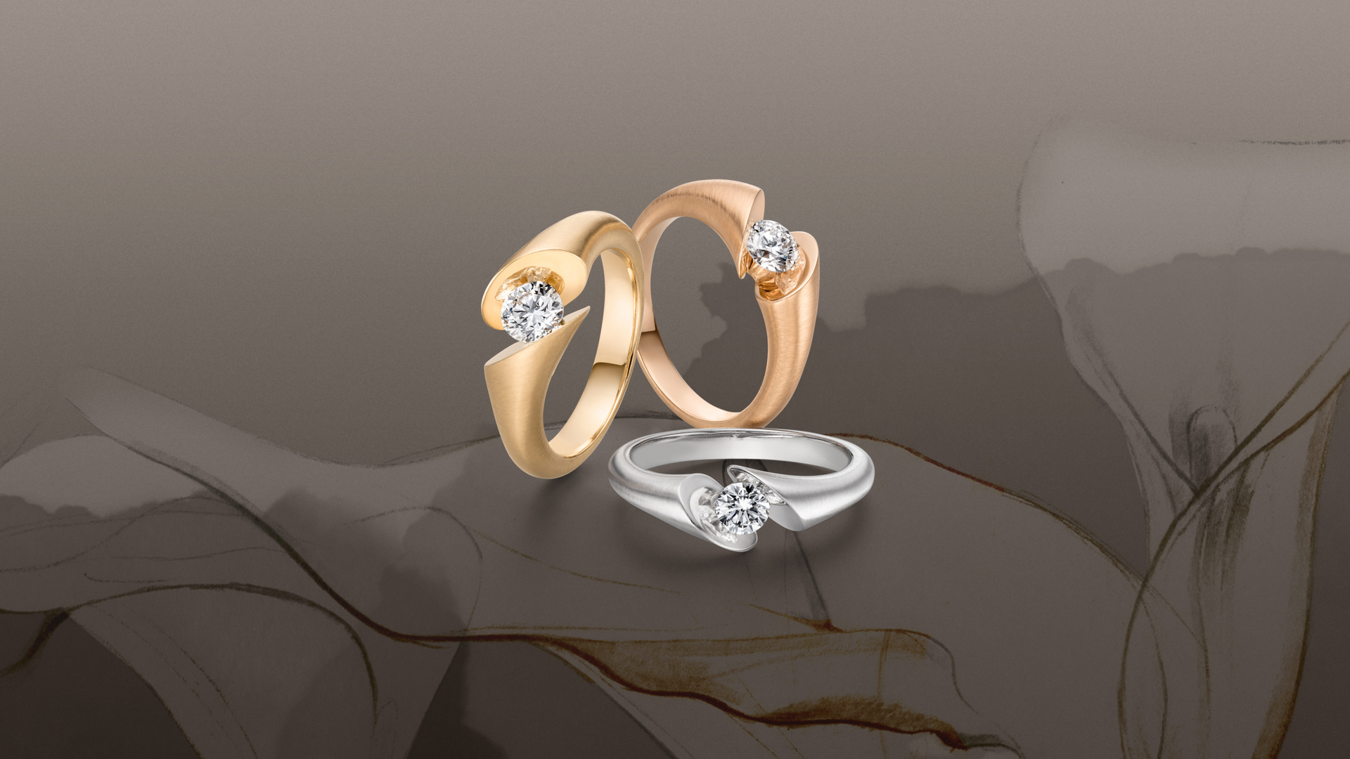 Bruid in een versierde trouwjurk, met witte schoenen versierd met kristallen.