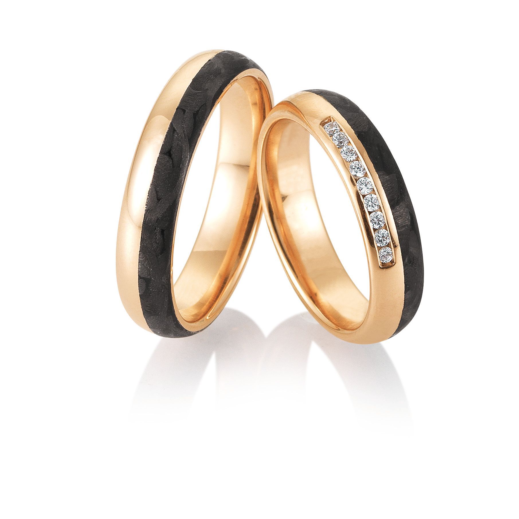 Twee gouden trouwringen, één met zwarte inleg en de ander met diamanten in zwarte inleg.