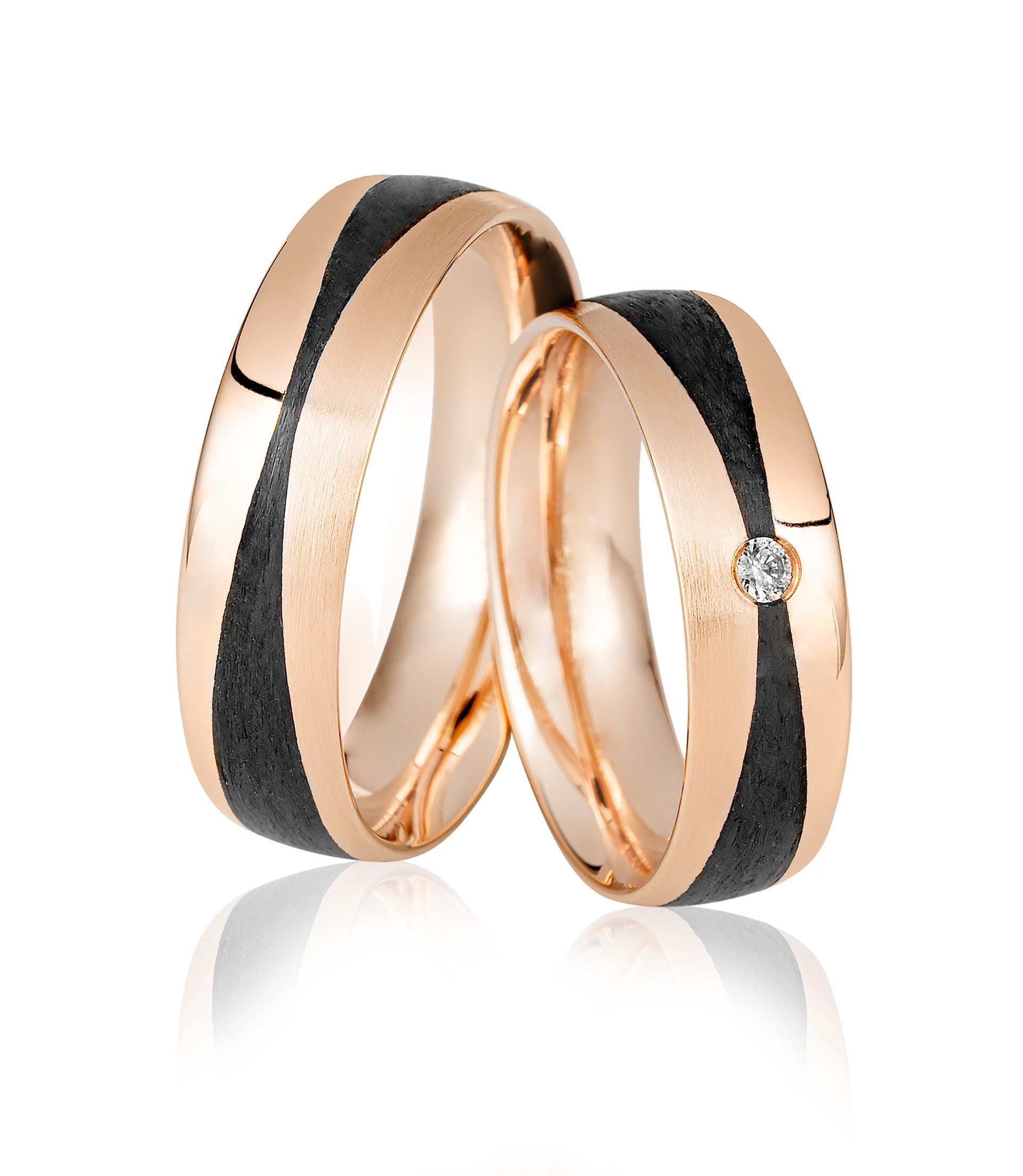Twee trouwringen van roségoud met zwarte structuurinleg; één met een kleine diamant.