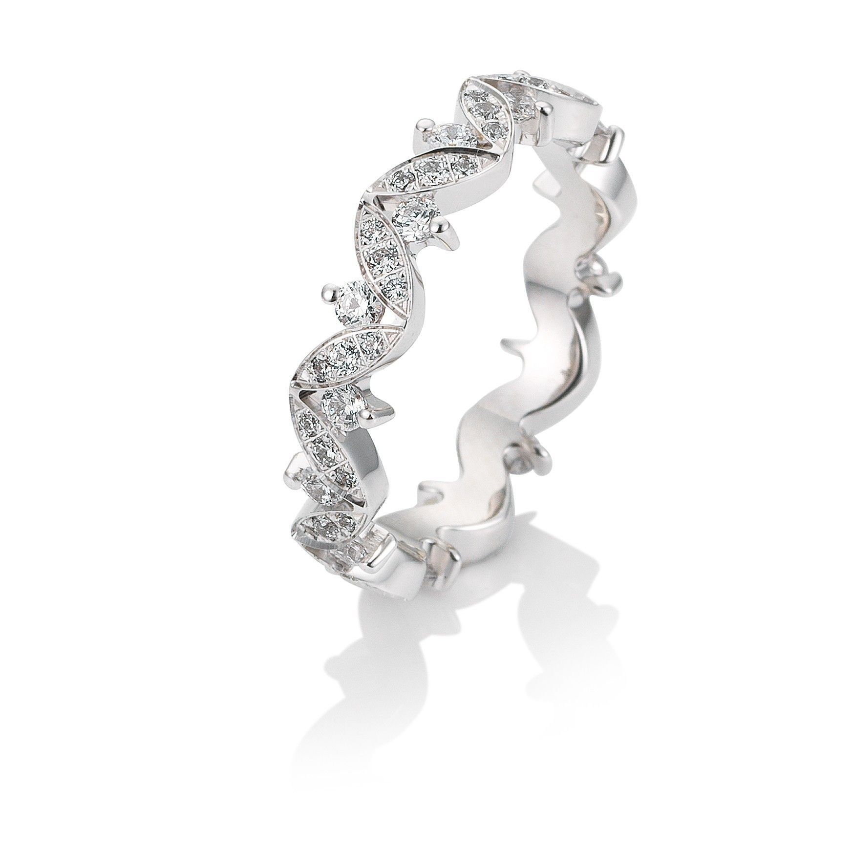 Zilveren ring met golvend design, bezet met kleine diamantjes.