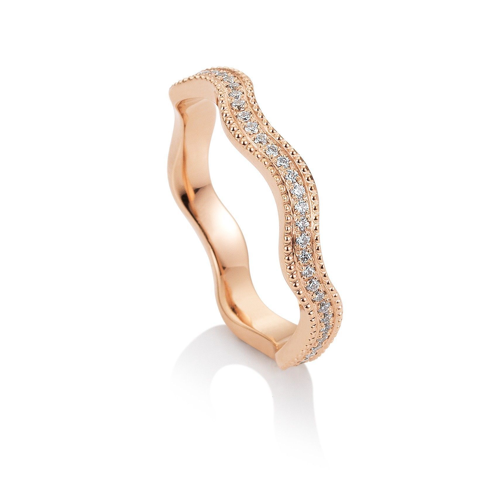 Golvende ring van roségoud met kleine diamanten.