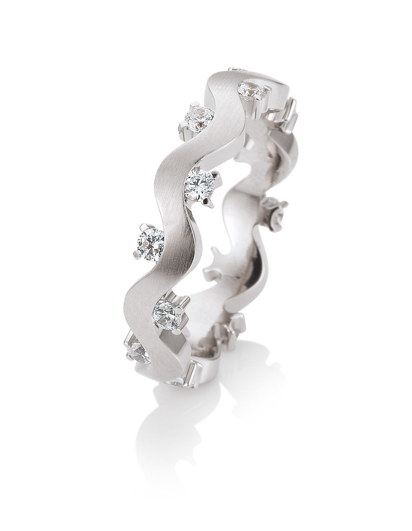Witgouden ring met golvend design en verspreide diamanten.