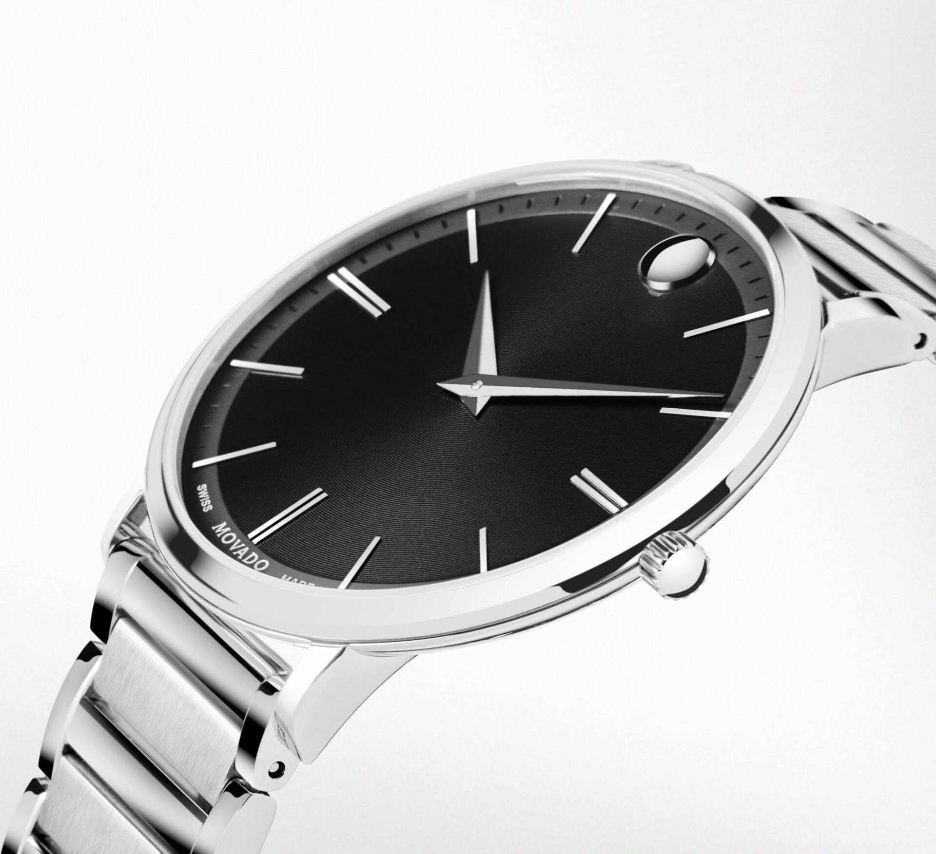 Zilveren Movado horloge met zwarte wijzerplaat en metalen band.