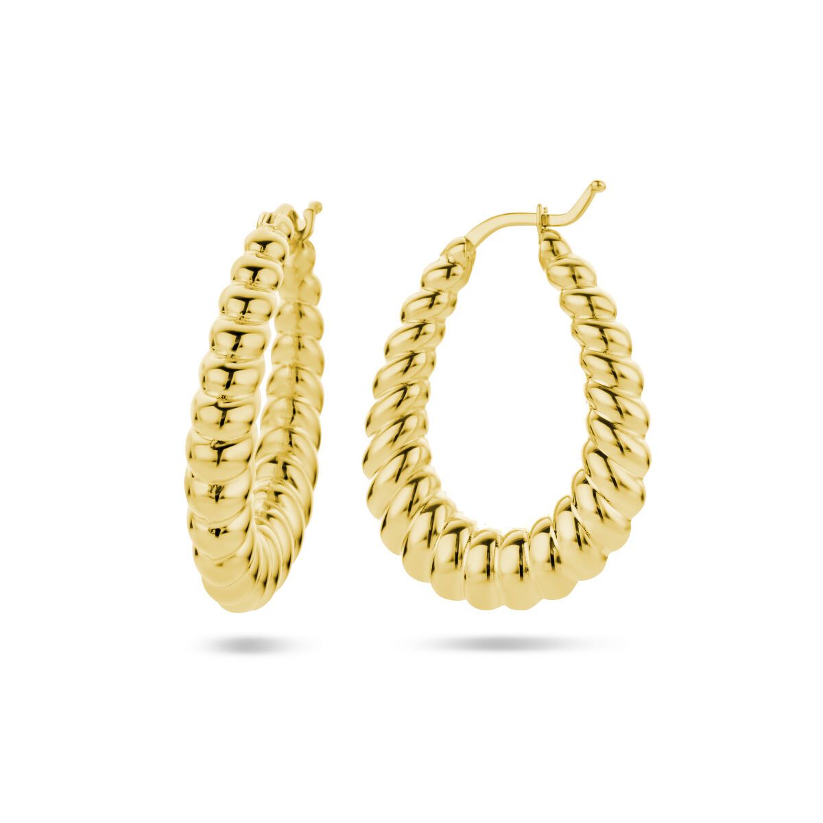 Gouden traanvormige oorringen met een getextureerd, touwachtig ontwerp.