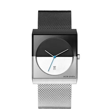 Vierkant zwart en zilverkleurig horloge met meshband; zwart-witte wijzerplaat met blauwe secondewijzer.