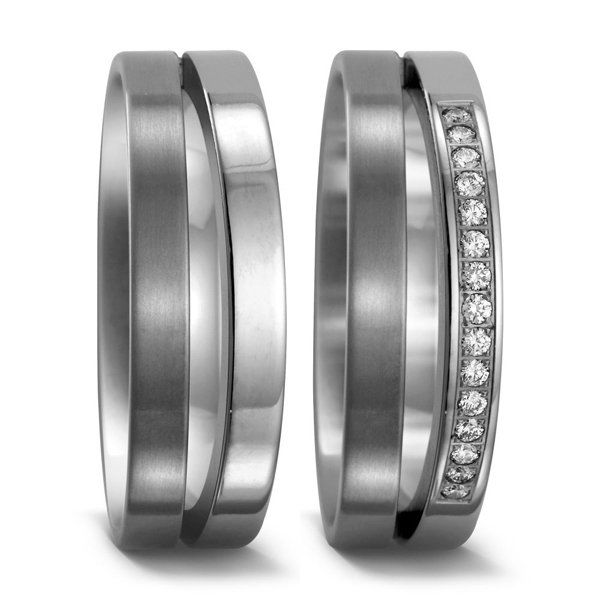 Twee zilveren trouwringen, waarvan één met een rij kleine diamantjes.