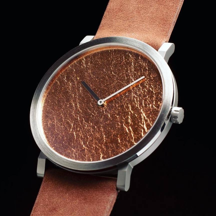 Zilveren polshorloge met een getextureerde bruine wijzerplaat en een bruine leren band.