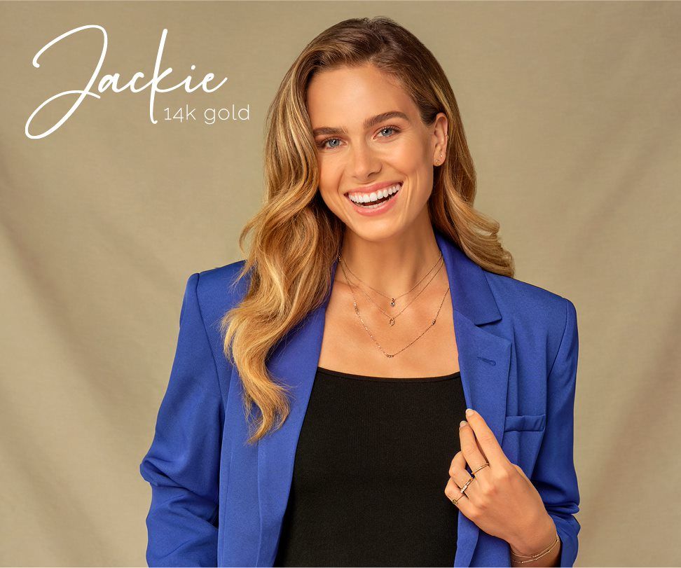 Lachende vrouw, draagt ​​een blauw jasje en een gouden ketting; Jackie, 14 karaat gouden tekst.