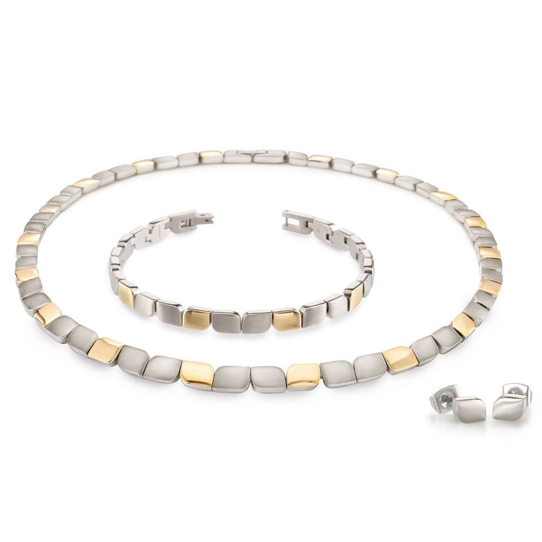 Sieradenset van zilver en goud: ketting, armband en oorbellen, met vierkante schakels op een witte achtergrond.