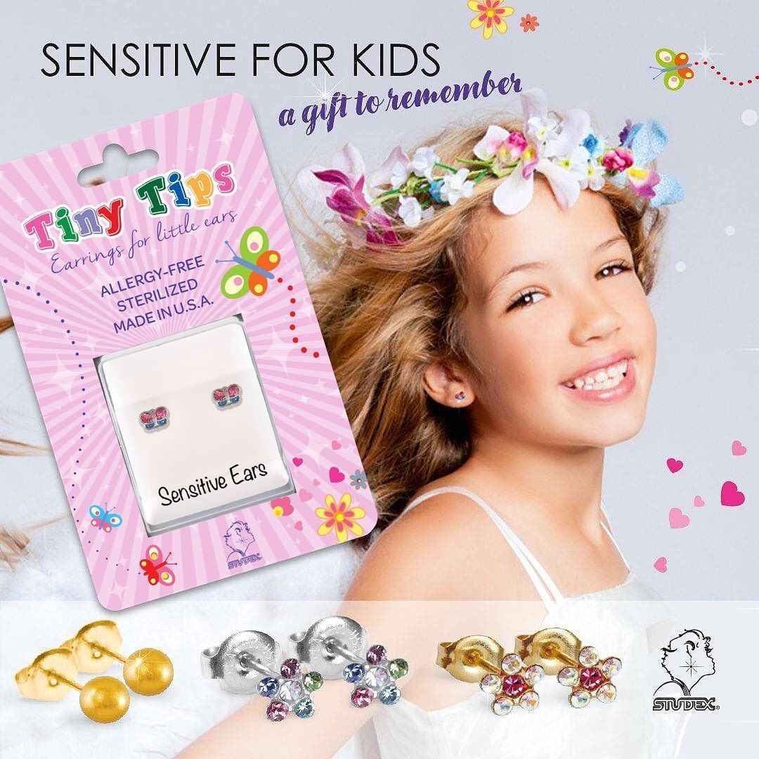 Meisje met een glimlachende bloemenkroon promoot Tiny Tips-oorbellen voor kinderen, met oorbellenproducten en voorbeelden.