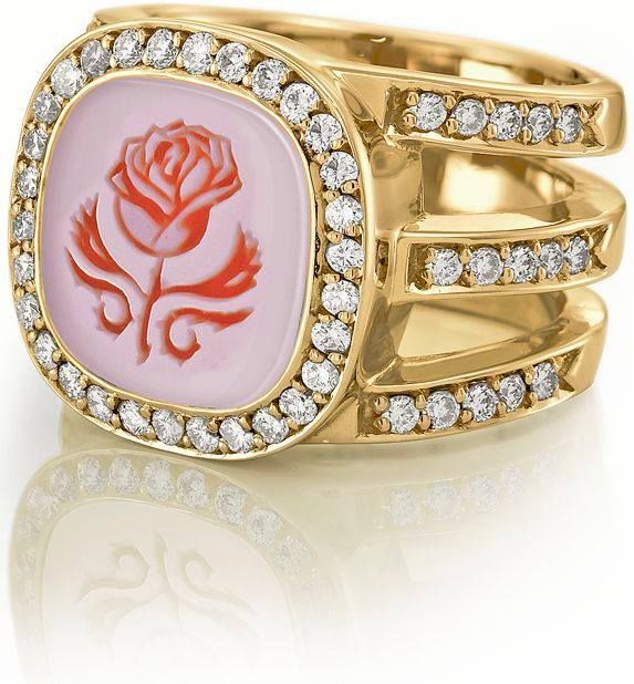Gouden ring met een roze steen met een rood rozenmotief, omringd door diamanten.