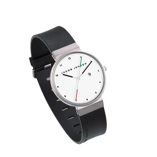 Handen gevouwen, één draagt ​​een ovale diamanten verlovingsring.