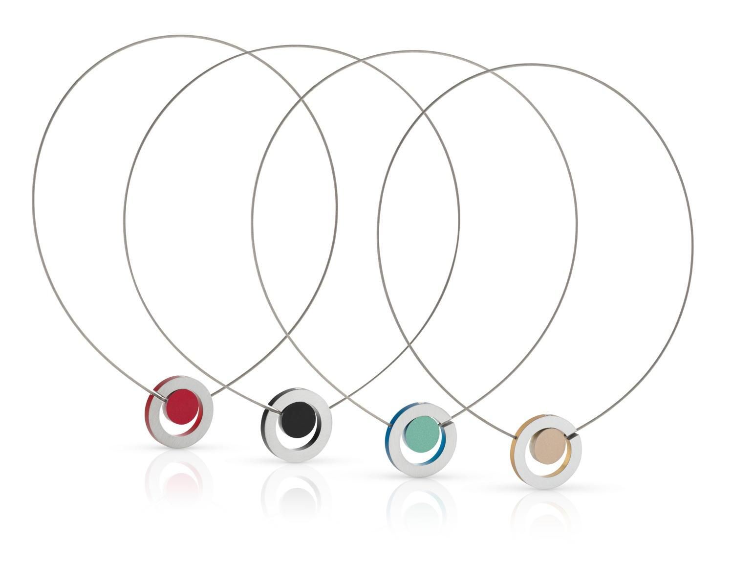 Vier minimalistische kettingen met zilveren ringen en gekleurde hartjes.