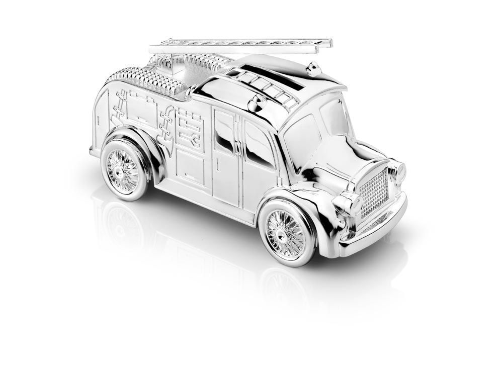 Zilverkleurige brandweerwagenbank met ladder bovenop, die reflecteert op een wit oppervlak.