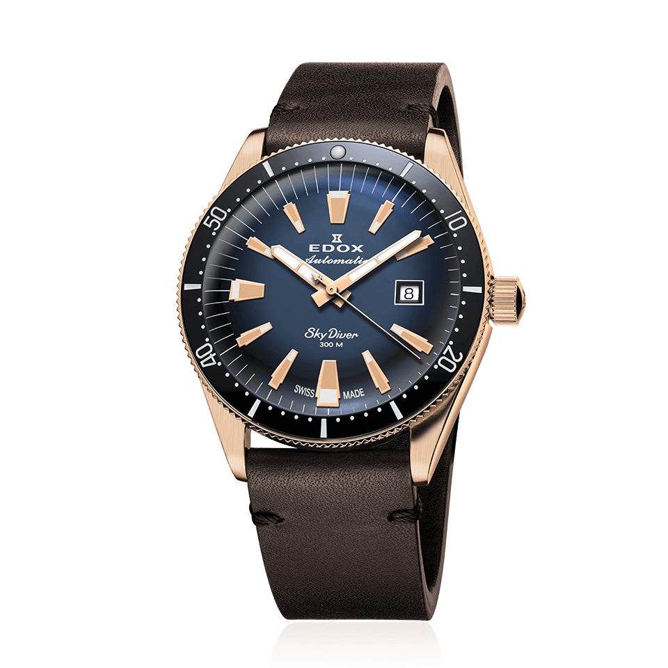 Gouden polshorloge met een blauwe wijzerplaat en zwarte lunette op een donkerbruine leren band.