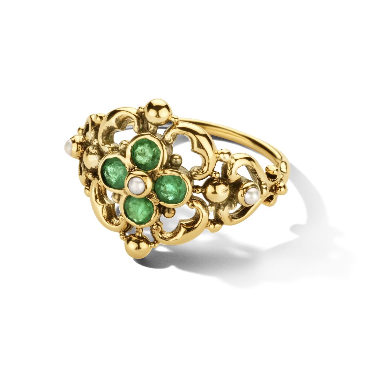 Gouden ring met groene edelstenen en parels in een bloemmotief.
