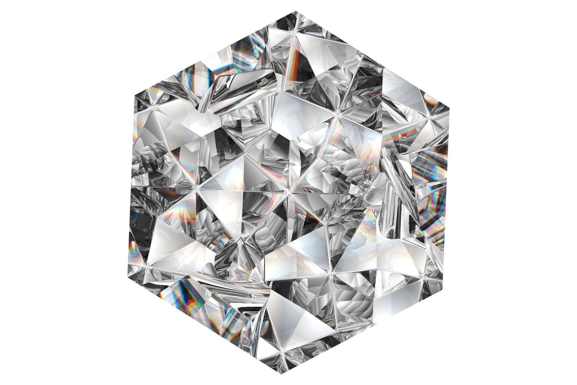 Een man draagt een vrouw op een onverharde weg in een bos. Zij glimlacht, hij kijkt de toeschouwer aan.