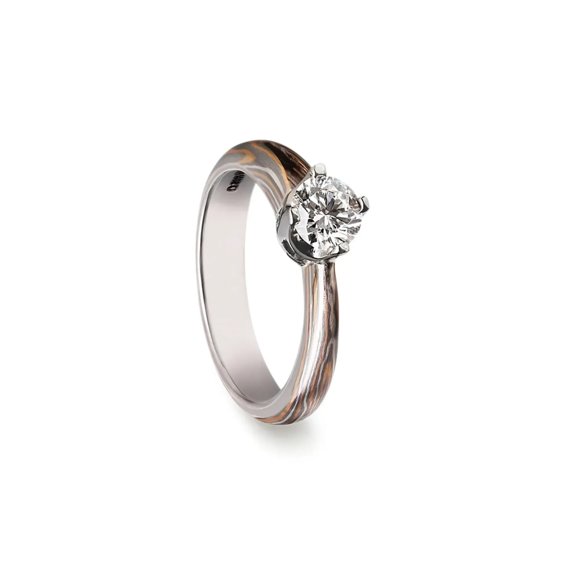 Verlovingsring met solitaire diamant en een band met houtnerfpatroon.