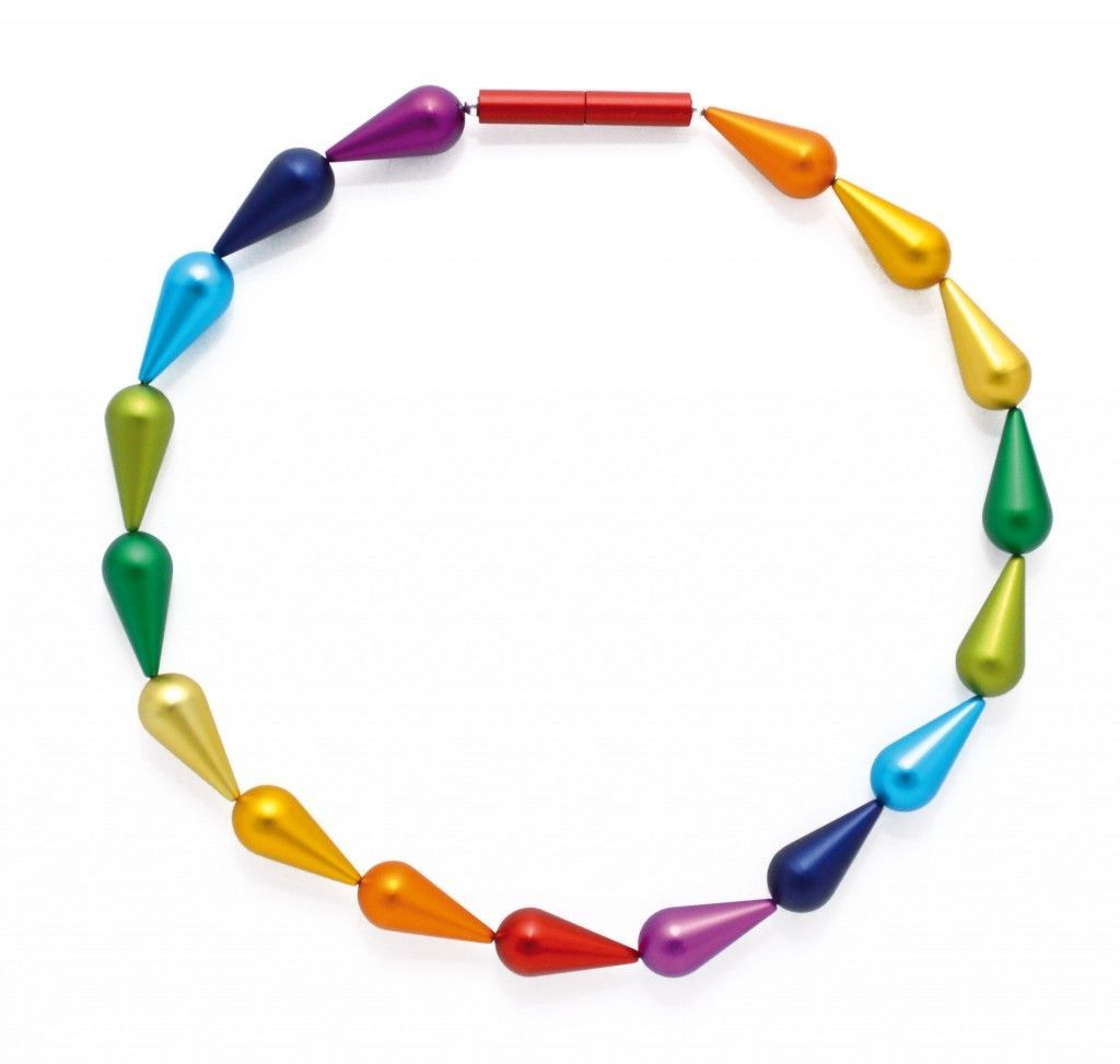 Kleurrijke, traanvormige kralen die in een cirkel met elkaar verbonden zijn, met een rode balk aan de bovenkant.