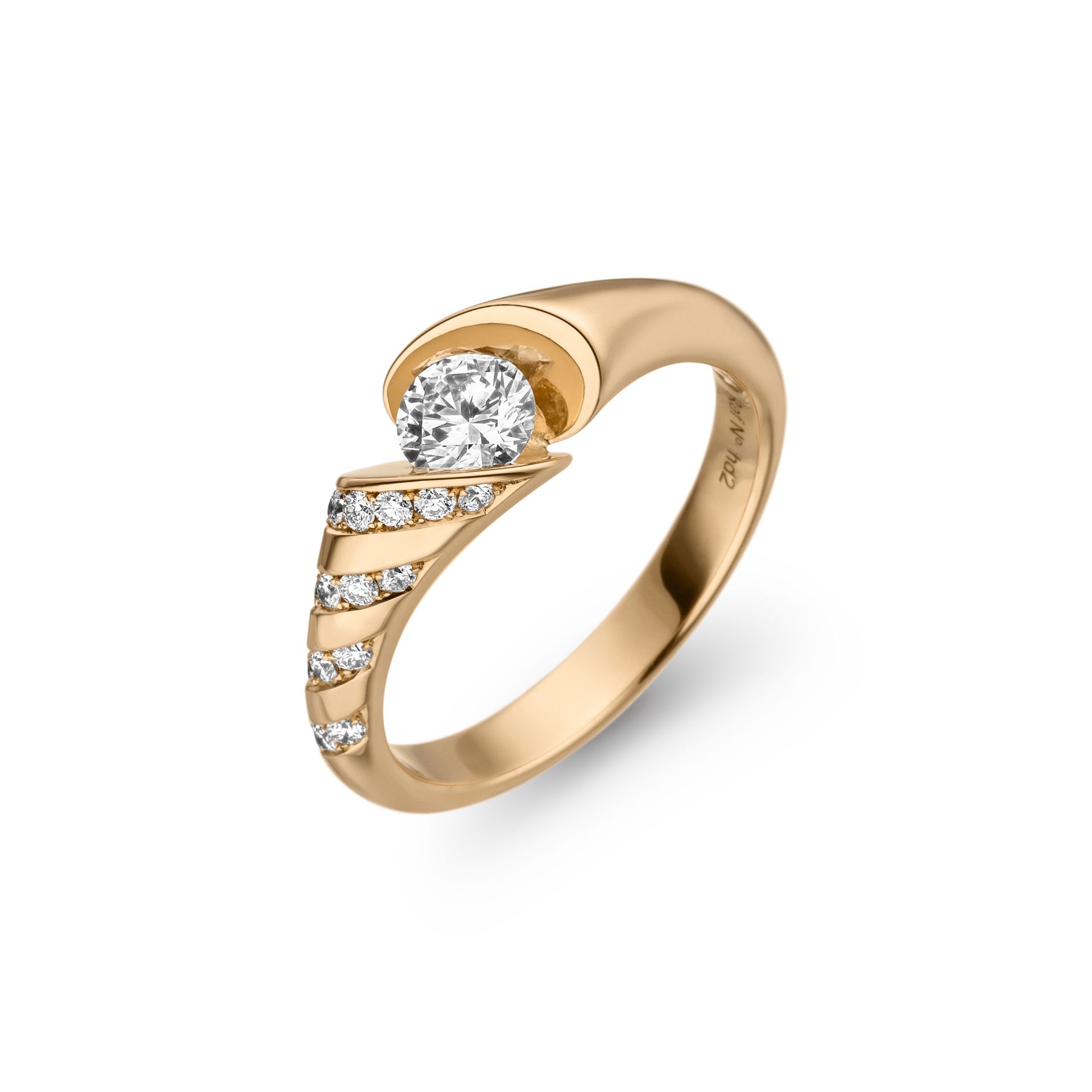Gouden ring met een grote, centrale diamant en kleinere diamanten op de band.