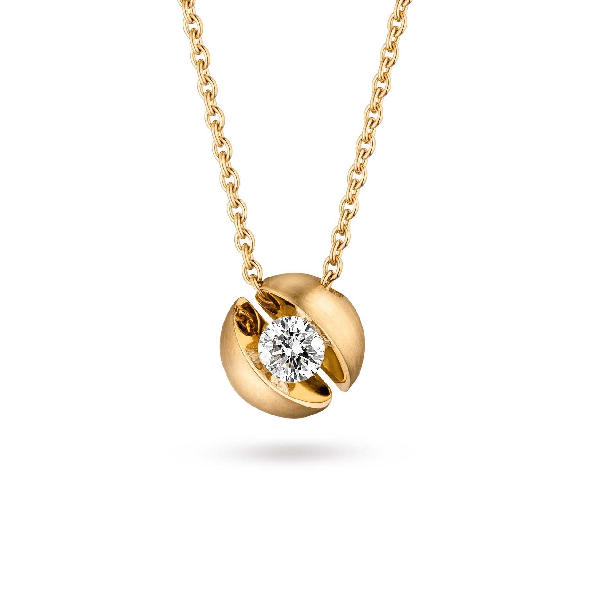 Gouden ketting met een ronde diamanthanger.