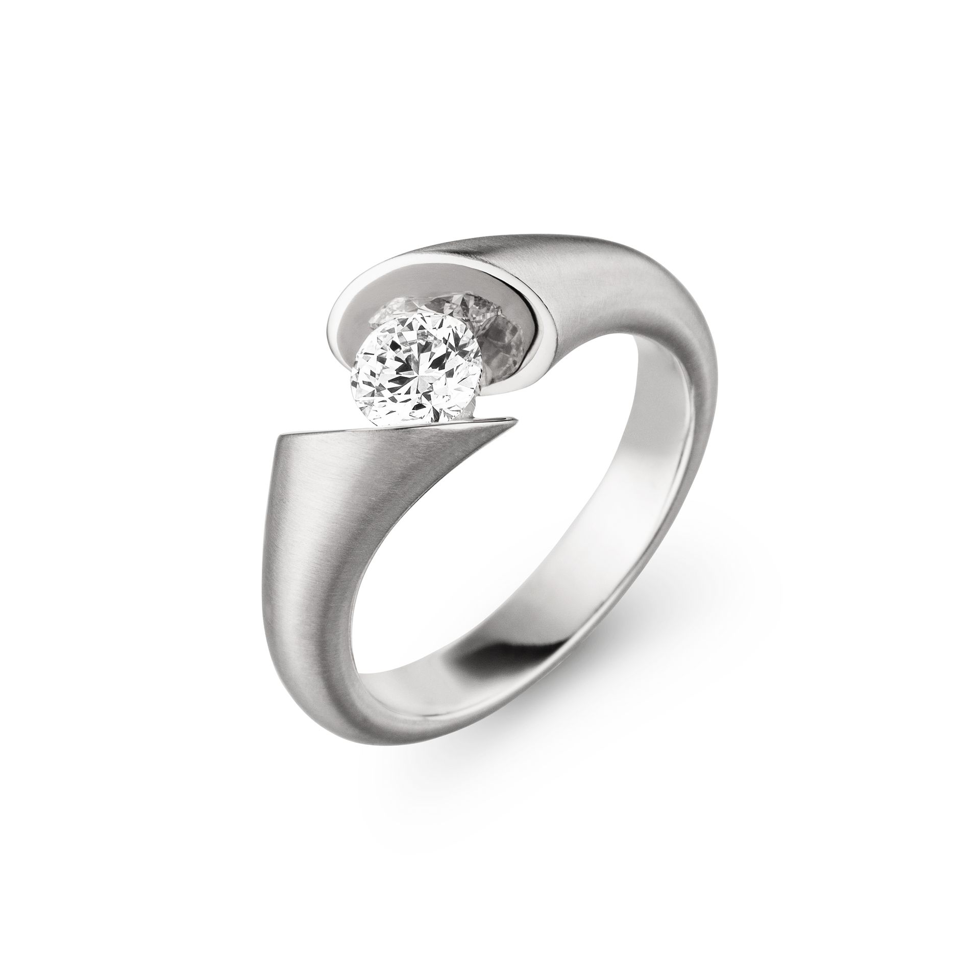 Moderne zilveren ring met een schitterende diamant in een gebogen zetting.