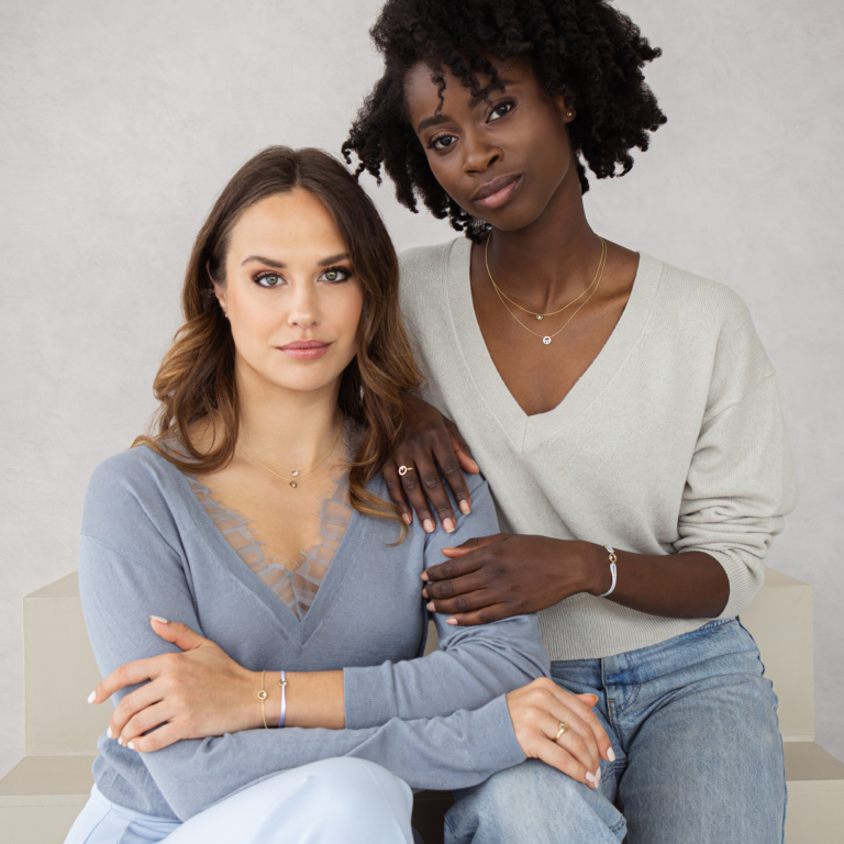 Bruid in een versierde trouwjurk, met witte schoenen versierd met kristallen.